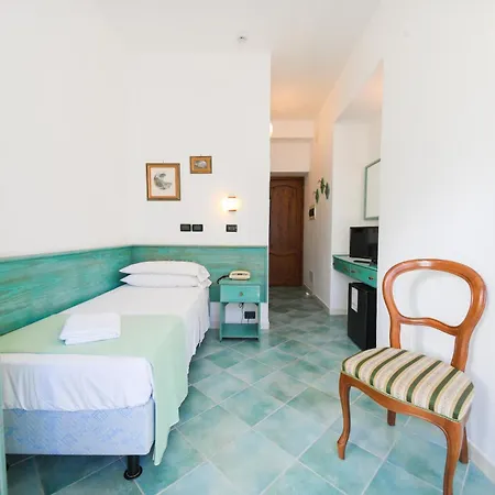 Pineta 3* ايسكيا