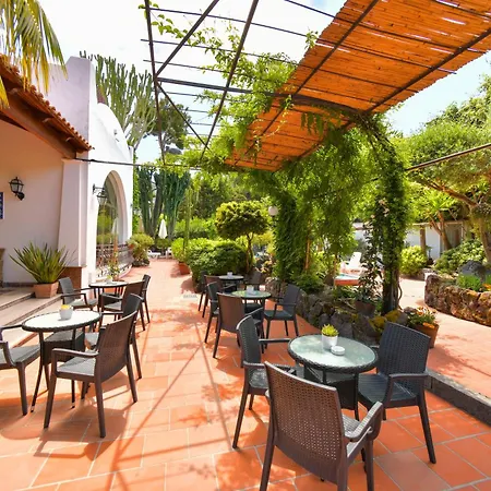 Pineta فندق ايسكيا